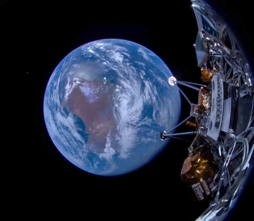 Tàu đổ bộ Mặt Trăng Mỹ gửi bức ảnh đầu tiên về Trái Đất